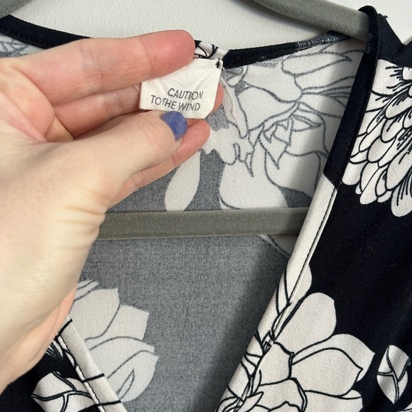 Women’s faux wrap knee length floral vacation dress small - Picture 3 of 3